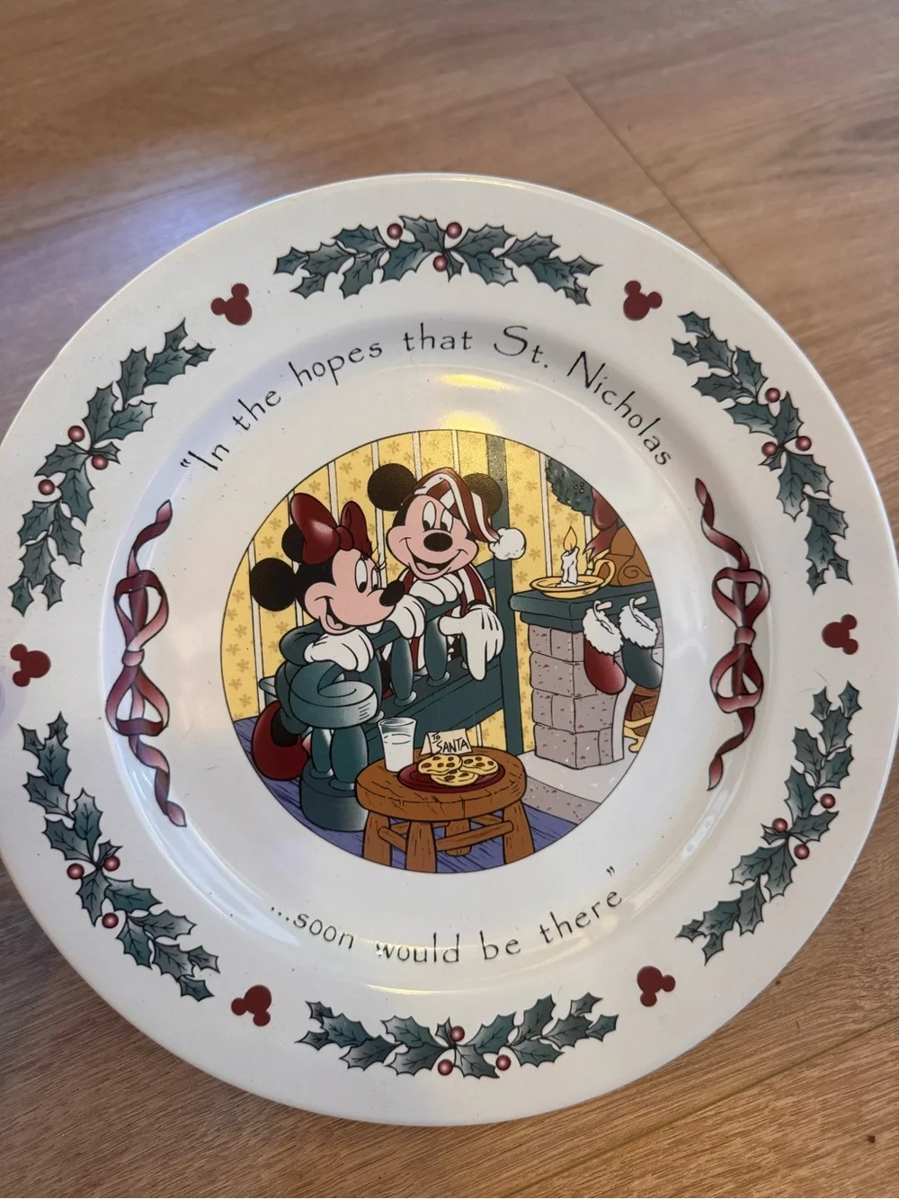 Disney Holiday Mickey & Minnie Dinnerware Set - White/Green/Red